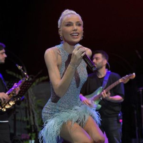 Gülşen'in transparan elbisesi olay oldu! Göğüs ucunu bakın nasıl kapattı - Resim: 1