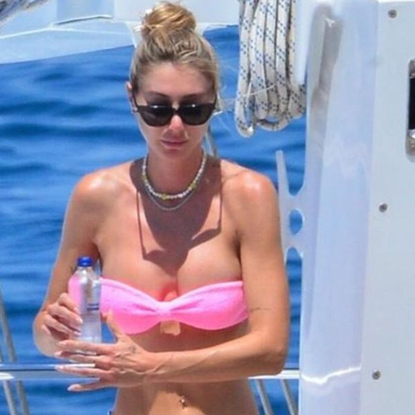 Arkadaşlarıyla tekne turuna çıkan Şeyma Subaşı'nın asık suratı ve pembe bikinisi dikkat çekti! - Resim: 2