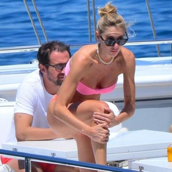 Arkadaşlarıyla tekne turuna çıkan Şeyma Subaşı'nın asık suratı ve pembe bikinisi dikkat çekti! - Resim: 4