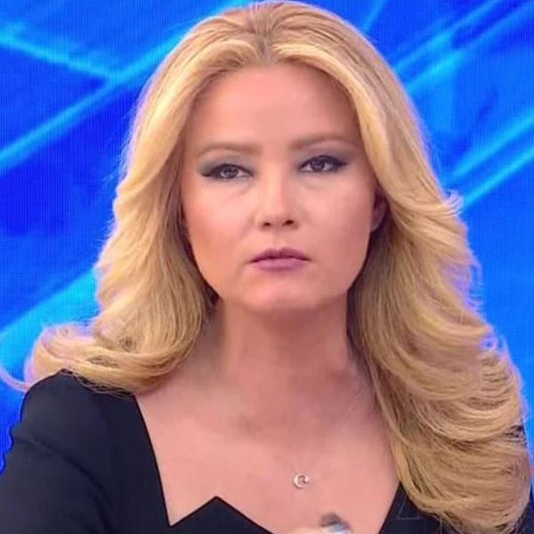 Hep elbise ve etek kombiniyle canlı yayına çıkıyor! Müge Anlı bakın neden pantolon giymiyor işte o neden - Resim: 1