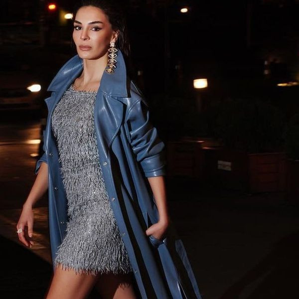 Ebru Şahin'in mini parti elbiseli pozları olay oldu! Takipçileri beğeni yağmuruna tuttu "Fiziğine bayıldım" - Resim: 1