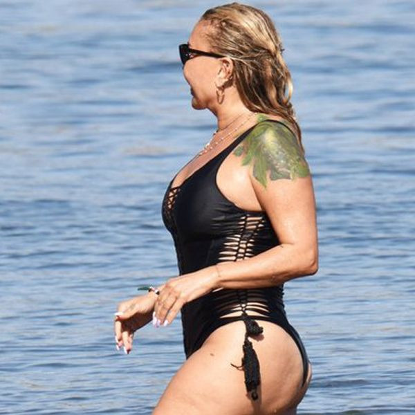 Bodrum'da görüntülenen Yonca Evcimik siyah göğüs dekolteli mayosuyla yürek hoplattı - Resim: 4