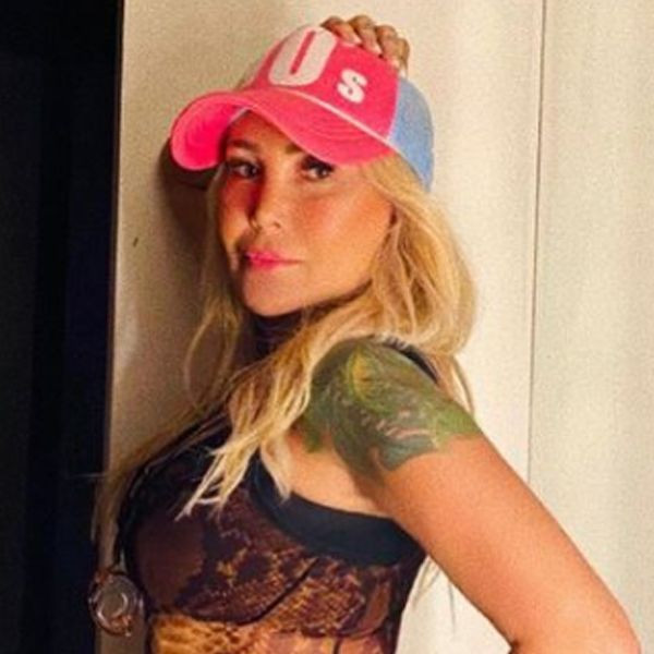 Bodrum'da görüntülenen Yonca Evcimik siyah göğüs dekolteli mayosuyla yürek hoplattı - Resim: 2