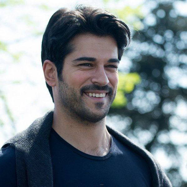 Rus hayranlarının izdihamına uğrayan Burak Özçivit, Fahriye Evcen'in gönlünü aldı! İşte o paylaşım... - Resim: 1