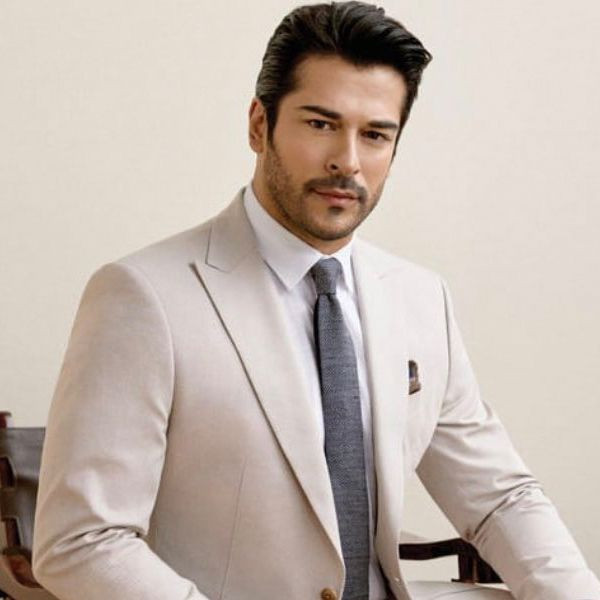 Rus hayranlarının izdihamına uğrayan Burak Özçivit, Fahriye Evcen'in gönlünü aldı! İşte o paylaşım... - Resim: 2