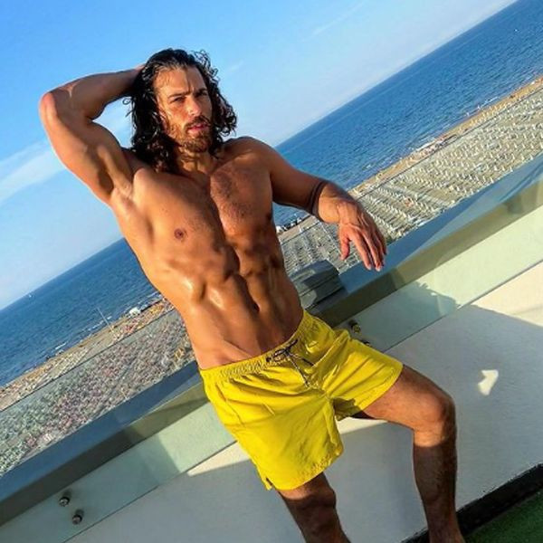 Can Yaman sarışınlardan vazgeçemiyor! Sardunya adasında objektiflere takıldı, son aşkı güzelliği ile büyüledi... - Resim: 1