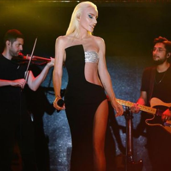 Gülşen cesur sahne kostümlerinden vazgeçmedi, pembe dekolteli tulumuyla Harbiye'yi yıktı geçti... - Resim: 1