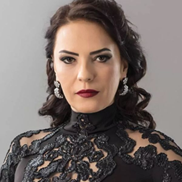 Yeşim Salkım'a taciz ve tehdit! Ayağına dökülen güllere, gönderilen şampanyaya çıldırdı, sahnede ortalık fena karıştı - Resim: 2