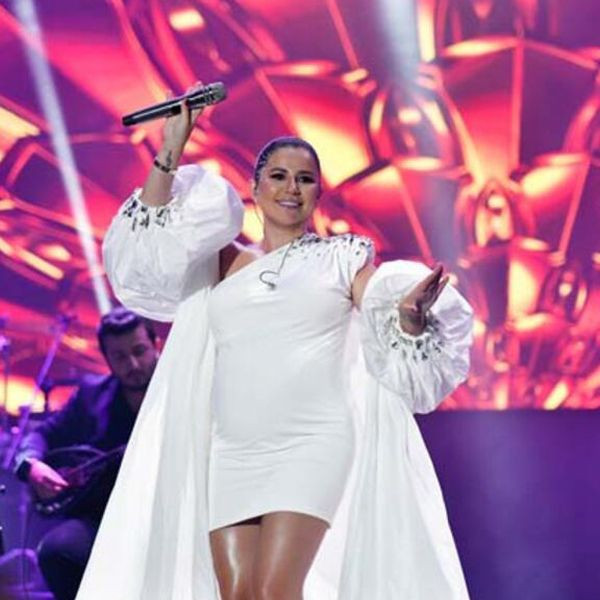 Merve Özbey karnı burnunda konser verdi, şıklığından ödün vermedi - Resim: 2