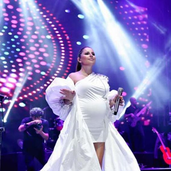 Merve Özbey karnı burnunda konser verdi, şıklığından ödün vermedi - Resim: 4