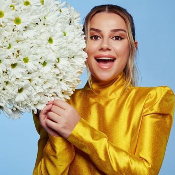 Merve Özbey karnı burnunda konser verdi, şıklığından ödün vermedi - Resim: 1