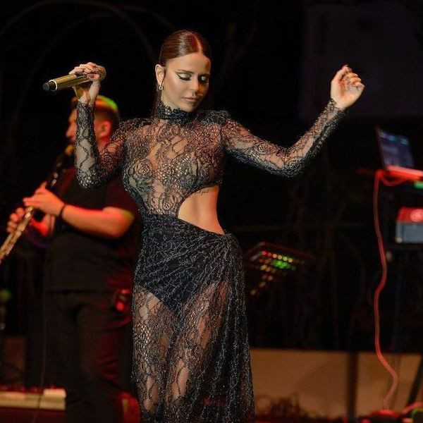 Simge Sağın derin göğüs dekolteli elbisesiyle nefes kesti - Resim: 2