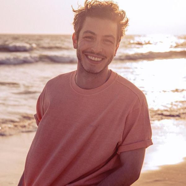 Boran Kuzum gerçekten LGBT partisine katıldı mı? Erkeklerle çektirdiği fotoğraf gündeme bomba gibi düştü - Resim: 2