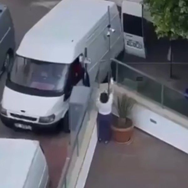 Komşularının kapısına dışkı sürüp duvarlarına tehdit yazdı! Kapıların önünde ateş yaktı! - Resim: 4