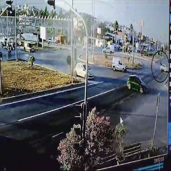 Ölümden kıl payı kurtuldu! Hatay'da motosiklet sürücüsü metrelerce havaya uçtu - Resim: 3