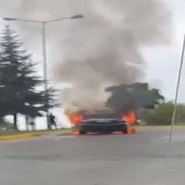 Kocaeli'de feci kaza! Lüks otomobili cayır cayır yandı - Resim: 2