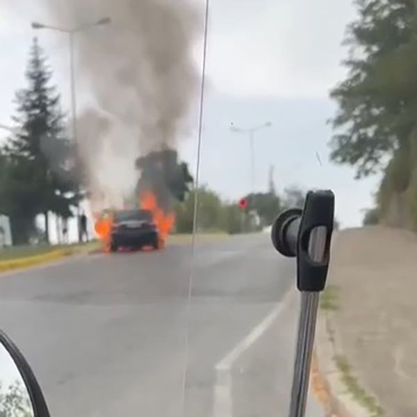 Kocaeli'de feci kaza! Lüks otomobili cayır cayır yandı - Resim: 3
