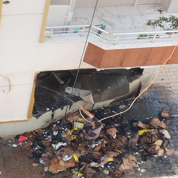 Faciadan kıl payı kurtuldular! Bahçede yaptıkları ekmekle evi ateşe verdiler - Resim: 1