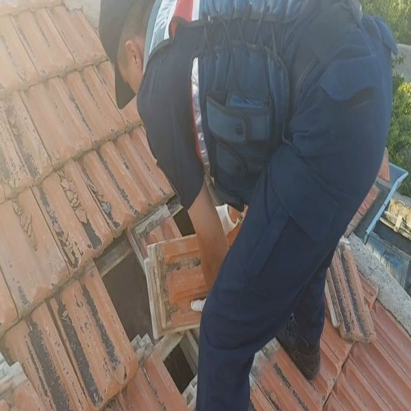 Bu kadarı pes dedirtti! Kiremit altındaki gizli bölmeden esrar ve kenevir çıktı - Resim: 1