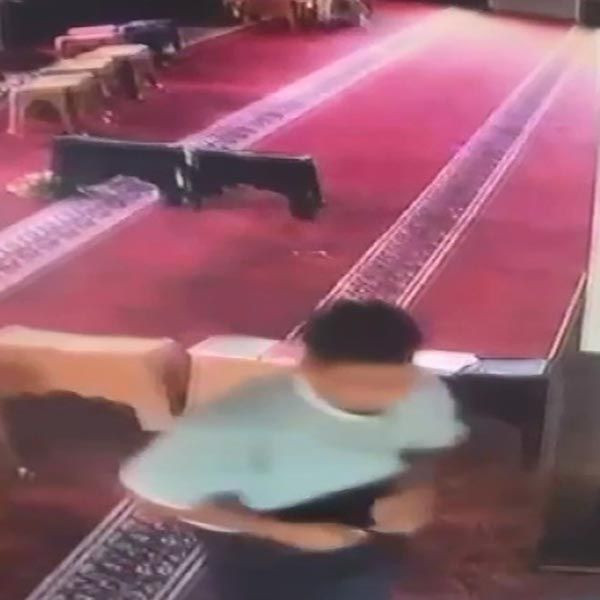 Kur'an kursunda şok eden hırsızlık! Pantolonun içine sokup kaçırdı - Resim: 1