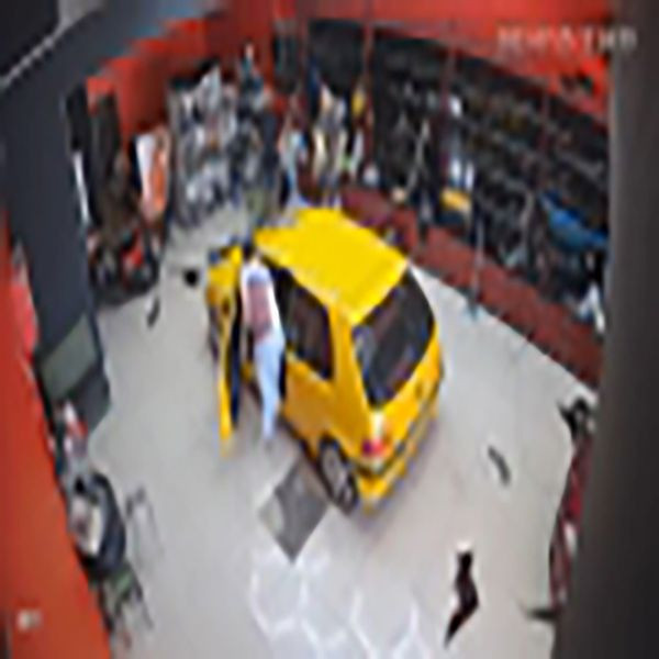 Tamir için getirdiği arabayla önce tamirciye çarptı sonra dükkanı dağıttı - Resim: 1