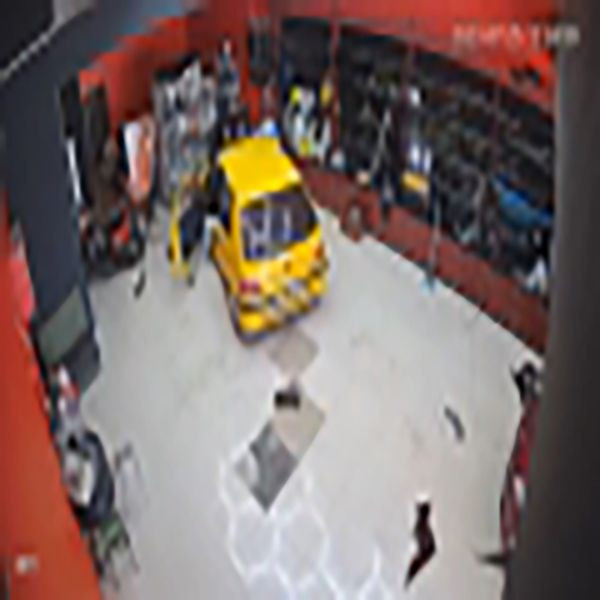 Tamir için getirdiği arabayla önce tamirciye çarptı sonra dükkanı dağıttı - Resim: 2