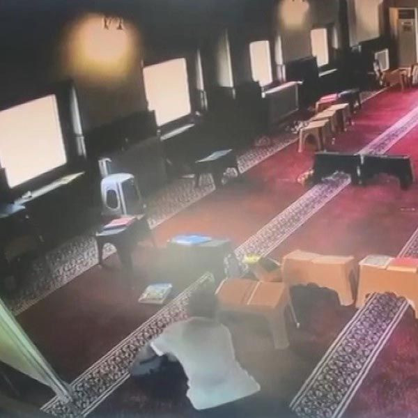 Kur'an kursunda şok eden hırsızlık! Pantolonun içine sokup kaçırdı - Resim: 3
