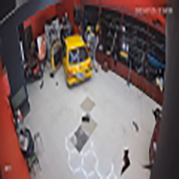 Tamir için getirdiği arabayla önce tamirciye çarptı sonra dükkanı dağıttı - Resim: 3