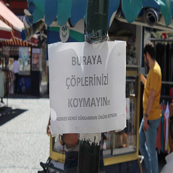 Esnaf çöplere sinirlendi! Dükkanının önüne uyarı yazısı astı - Resim: 3