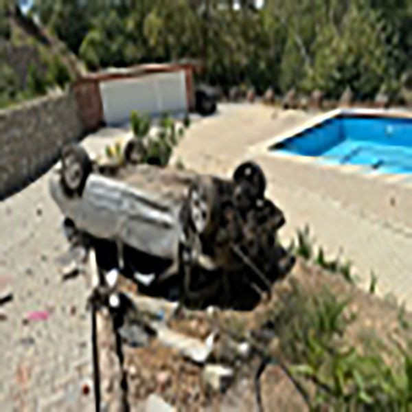 Köpeğe çarpmamak için canını hiçe saydı! 10 metre yükseklikten bahçeye uçtu: 6 yaralı - Resim: 1