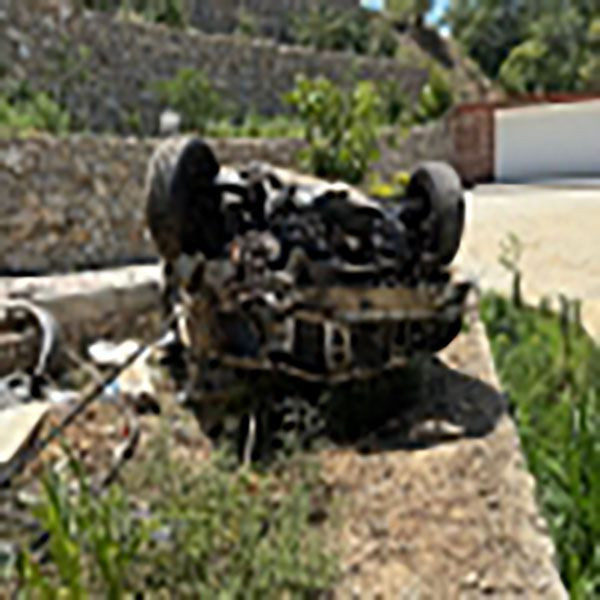 Köpeğe çarpmamak için canını hiçe saydı! 10 metre yükseklikten bahçeye uçtu: 6 yaralı - Resim: 2