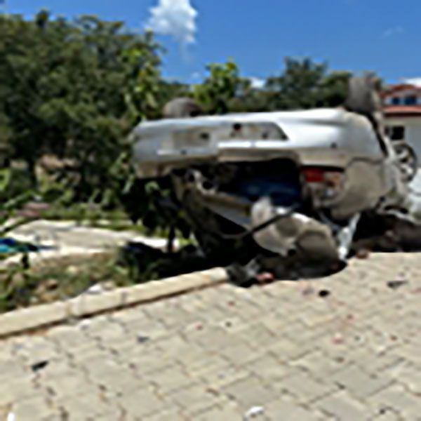 Köpeğe çarpmamak için canını hiçe saydı! 10 metre yükseklikten bahçeye uçtu: 6 yaralı - Resim: 3