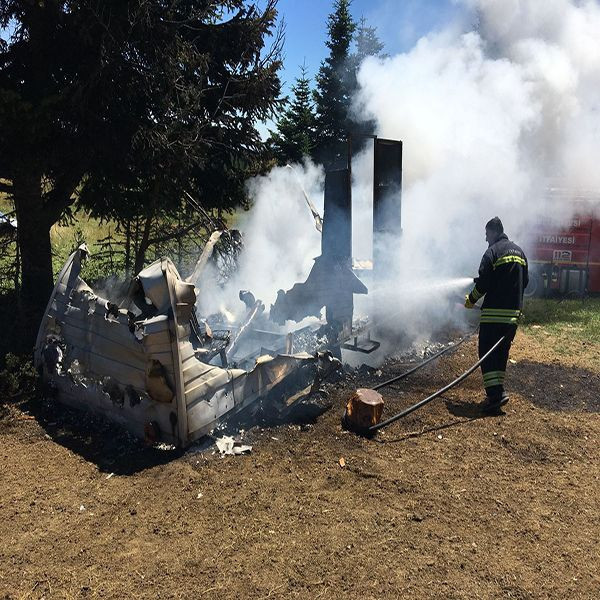 Bolu'da korkutan patlama! Tüpü patlayan karavan adeta kül oldu - Resim: 1