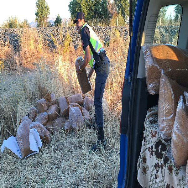 Elazığ'da trenin çarptığı araçtan şaşırtan görüntüler! Sürücü canını bıraktı kaçak tütünün derdine düştü - Resim: 1