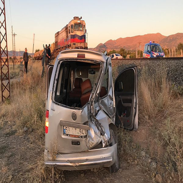 Elazığ'da trenin çarptığı araçtan şaşırtan görüntüler! Sürücü canını bıraktı kaçak tütünün derdine düştü - Resim: 3