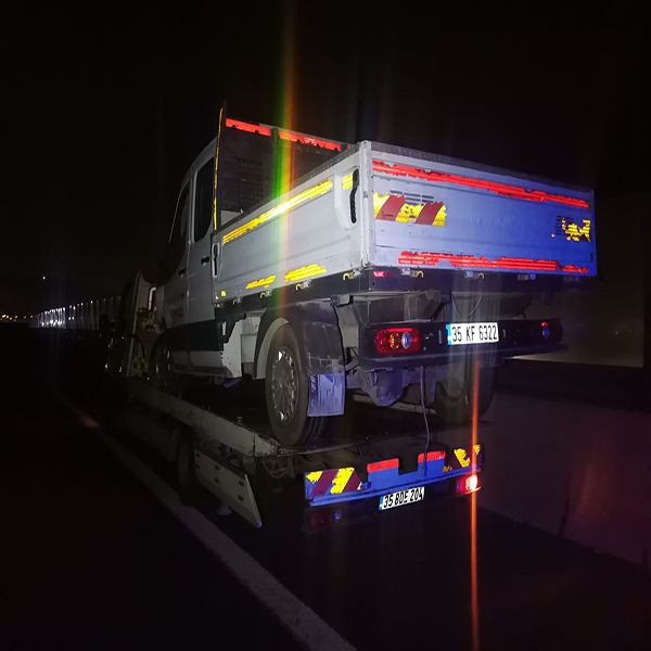 İzmir'de korkunç kaza! Kamyonet otomobile çarptı: 1 ölü, 2 yaralı - Resim: 3