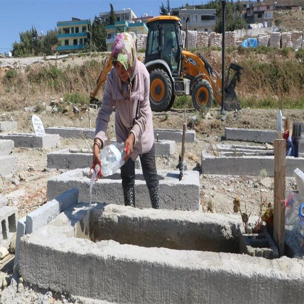Depremde sevdiklerini kaybeden kadın yürekleri parçaladı! "Her gün mezara gelip ağlıyor" - Resim: 3