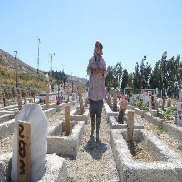 Depremde sevdiklerini kaybeden kadın yürekleri parçaladı! "Her gün mezara gelip ağlıyor" - Resim: 4