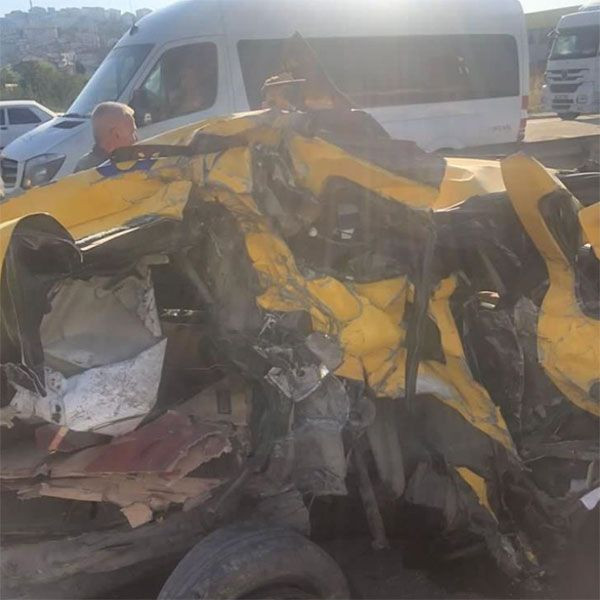 Kocaeli'de feci kaza! Paramparça olan otomobilden sağ çıktılar - Resim: 1