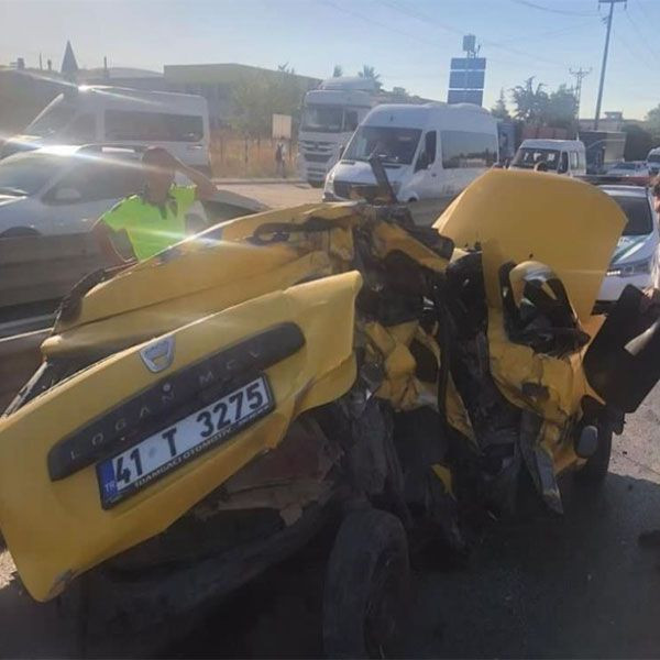 Kocaeli'de feci kaza! Paramparça olan otomobilden sağ çıktılar - Resim: 4