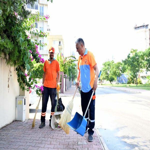 Muratpaşa Belediye başkanından empati gününde güzel jest! Süpürgesini alıp yolları süpürdü - Resim: 3