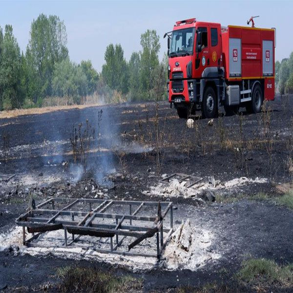 Yaktıkları çekyatlar felakete sebep oldu! Büyüyen yangına itfaiye ekipleri koştu - Resim: 4