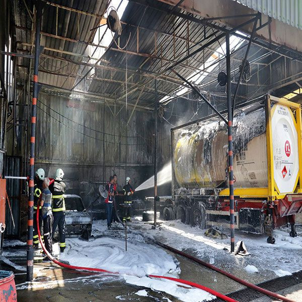 Osmaniye'de korkutan patlama! Oto servis alev alev yandı: 3 kişi yaralandı - Resim: 1