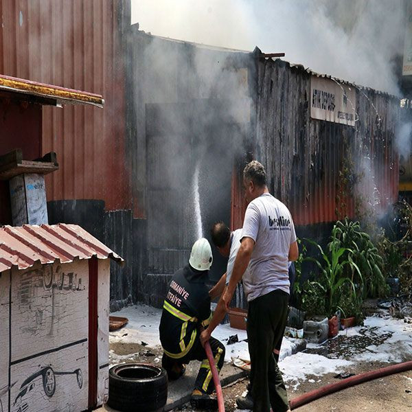 Osmaniye'de korkutan patlama! Oto servis alev alev yandı: 3 kişi yaralandı - Resim: 2