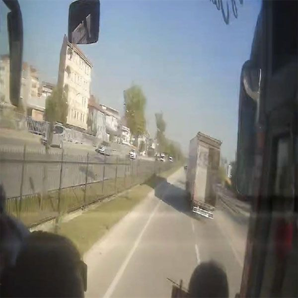 Bursa'da feci kaza! Tıra çarpan otobüste 2 kişi yaralandı - Resim: 4