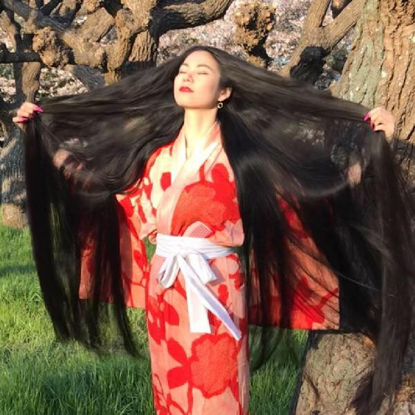 15 yıldır saçlarını kestirmedi gören şaştı kaldı! Saatler harcıyor 4 tarakla... - Resim: 0