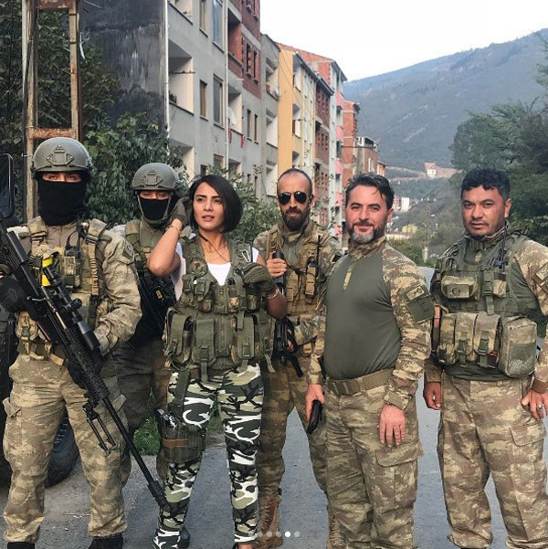 Survivor Sabriye'ye bakın eline siyahı aldı operasyona koştu - Resim: 3