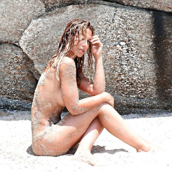 ünlü futbolcunun eşi soyundu!