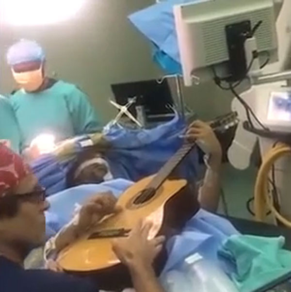 Açık beyin ameliyatı olurken gitar çaldı işte o görüntüler - Resim: 4