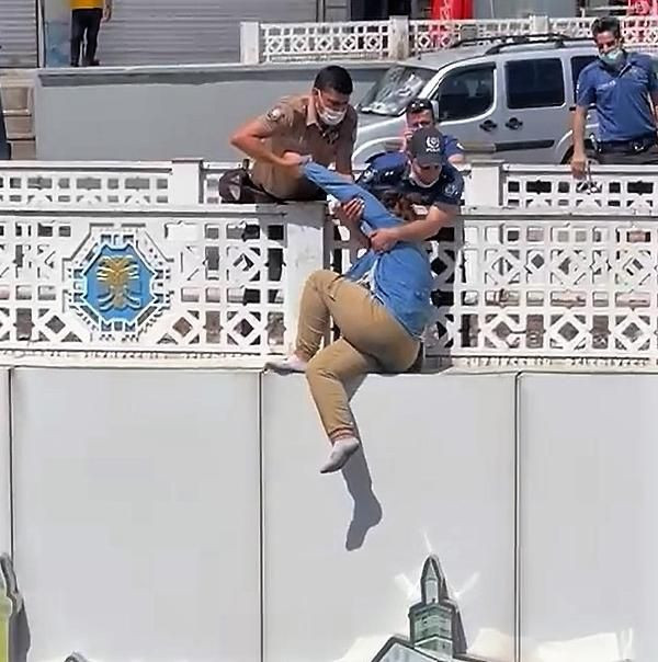 Diyarbakır'da hareketli saatler! Genç kızın intiharını önleyen polisler yere çelik yeleklerini serdi - Resim: 4